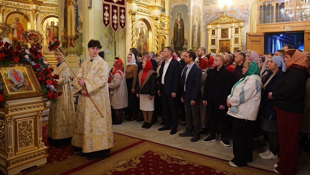 Губернатор Бусаргин встретил Пасху в Покровском соборе с жителями Саратова